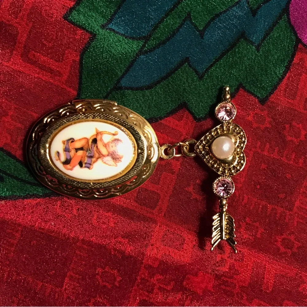 Vintage Cupid Gold Locket with Cherub Design Charm - Picture 7 of 9
